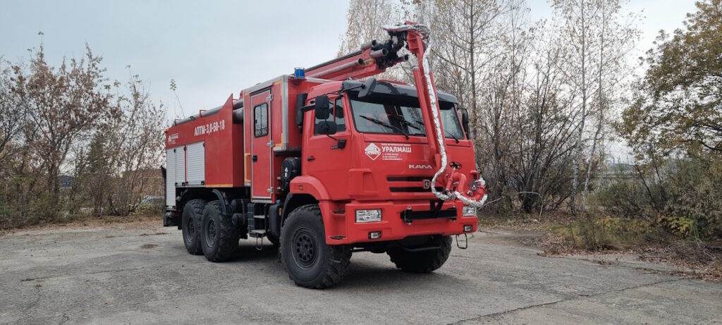 Автомобиль пенного пожаротушения с мачтой АПТМ-3,0-50-18 на шасси КАМАЗ 43118 (6х6)